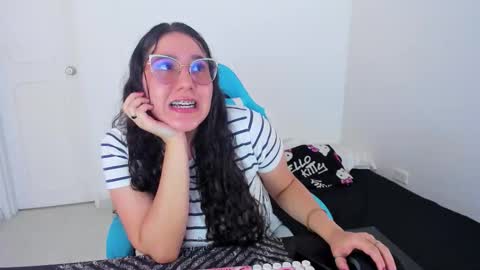 Laire  online show from November 2025 07:57:01 PM