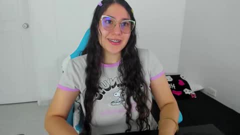 Laire  online show from November 2025 01:17:01 AM