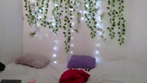 Snapshot of littlemoonx chatting on May 2026 01:54:02 AM Moon online show from May 2026 01:54:02 AM