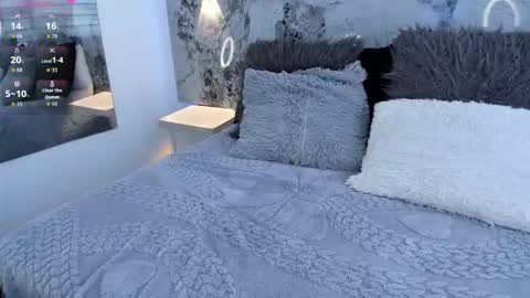 Liz  online show from October 2025 12:03:02 PM