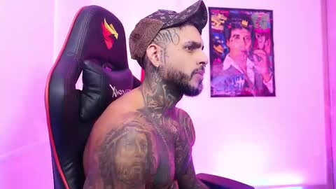 logan_hugh8 online show from October 2025 06:53:01 PM