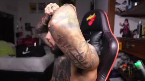 logan_hugh8 online show from April 2026 08:01:02 AM