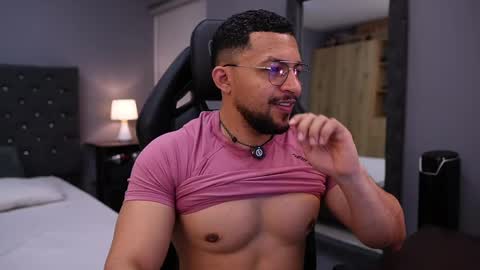 Snapshot of loganmartinx chatting on May 2026 10:05:01 PM loganmartinx online show from May 2026 10:05:01 PM