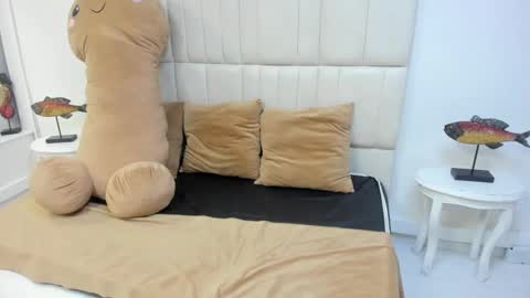 Lola  online show from October 2025 07:24:02 PM