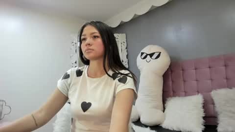 Lola  online show from October 2025 01:22:01 PM