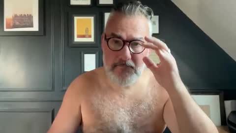 Snapshot of londongent2023 chatting on September 2025 12:17:01 PM EnglishBear online show from September 2025 12:17:01 PM