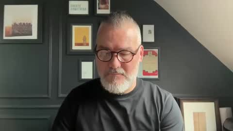 Snapshot of londongent2023 chatting on October 2025 09:18:02 AM EnglishBear online show from October 2025 09:18:02 AM