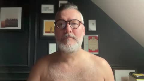 Snapshot of londongent2023 chatting on January 2026 12:19:01 PM EnglishBear online show from January 2026 12:19:01 PM