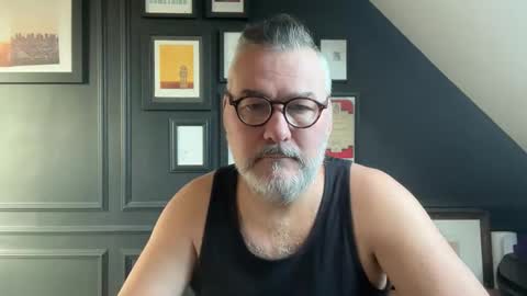 Snapshot of londongent2023 chatting on February 2026 11:05:02 AM EnglishBear online show from February 2026 11:05:02 AM