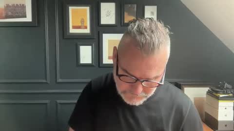 Snapshot of londongent2023 chatting on February 2026 10:09:02 AM EnglishBear online show from February 2026 10:09:02 AM