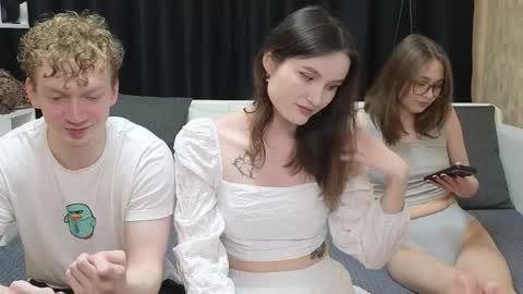 Jean and Isa right couple Mark and Eva left couple online show from April 2026 03:12:01 PM