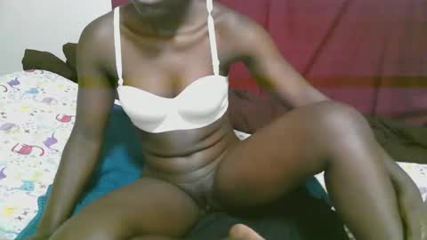 lora_amor online show from November 2025 03:45:01 PM