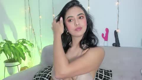 L O R E N online show from February 2026 01:01:02 AM