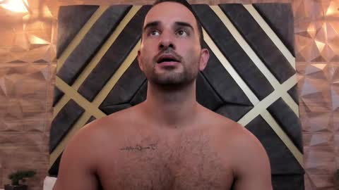  L O R E N Z O  Thumbs Up help  online show from February 2025 09:25:02 PM