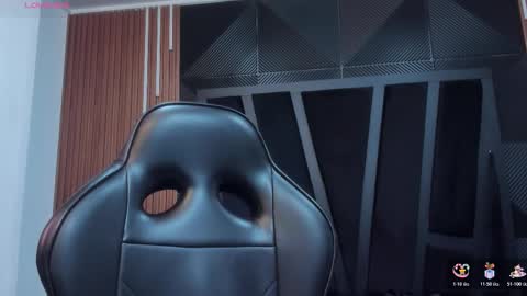  L O R E N Z O  Thumbs Up help  online show from November 2025 05:20:01 PM