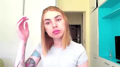 Snapshot of lorettahalechko chatting on June 2026 10:05:02 AM Mia online show from June 2026 10:05:02 AM