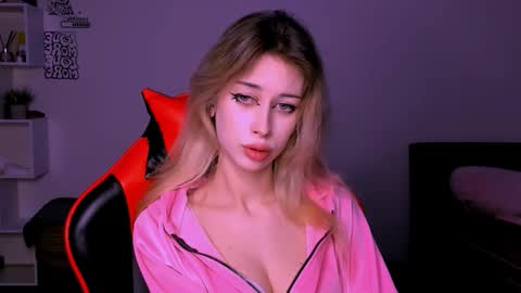 Lori online show from October 2025 07:34:02 PM