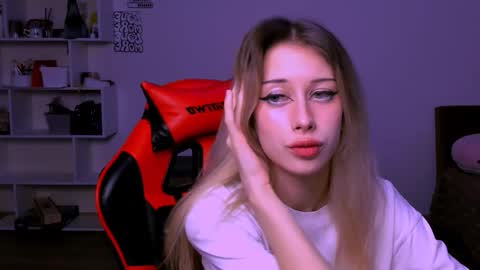 Lori online show from November 2025 08:19:02 PM