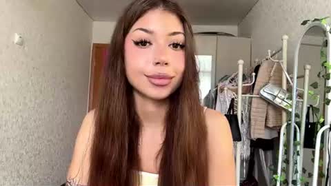 Snapshot of louiswawrzyniak chatting on August 2026 08:35:02 AM Flora online show from August 2026 08:35:02 AM