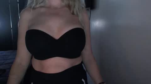 LoVe On  online show from April 2026 10:53:01 PM