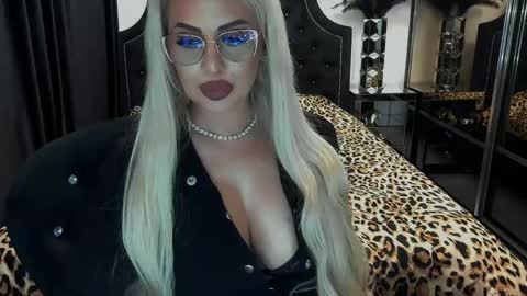 Snapshot of lovelyblondyxxx chatting on April 2026 10:22:01 PM PrAllinXXXa online show from April 2026 10:22:01 PM