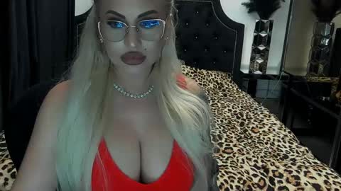 Snapshot of lovelyblondyxxx chatting on April 2026 11:07:01 PM PrAllinXXXa online show from April 2026 11:07:01 PM