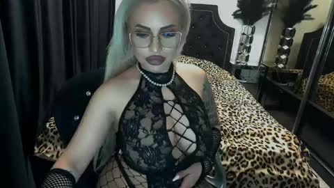 Snapshot of lovelyblondyxxx chatting on April 2026 02:27:02 AM PrAllinXXXa online show from April 2026 02:27:02 AM