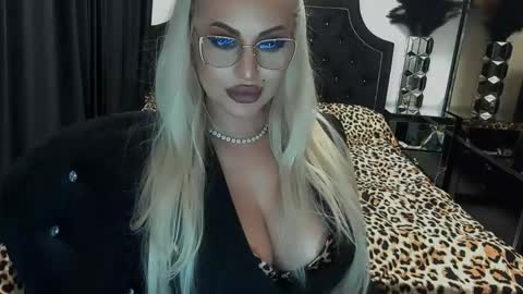 Snapshot of lovelyblondyxxx chatting on April 2026 11:10:01 PM PrAllinXXXa online show from April 2026 11:10:01 PM