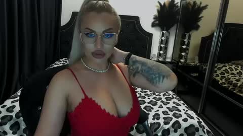 Snapshot of lovelyblondyxxx chatting on May 2026 10:16:01 PM PrAllinXXXa online show from May 2026 10:16:01 PM