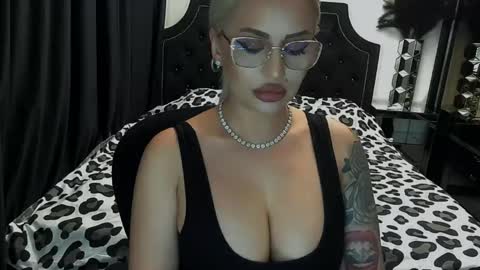 Snapshot of lovelyblondyxxx chatting on May 2026 09:55:02 PM PrAllinXXXa online show from May 2026 09:55:02 PM