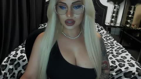 Snapshot of lovelyblondyxxx chatting on May 2026 10:40:02 PM PrAllinXXXa online show from May 2026 10:40:02 PM