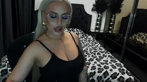 Snapshot of lovelyblondyxxx chatting on May 2026 10:17:01 PM PrAllinXXXa online show from May 2026 10:17:01 PM