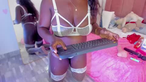 Snapshot of lovequeen02 chatting on February 2025 03:06:01 PM L O V E online show from February 2025 03:06:01 PM