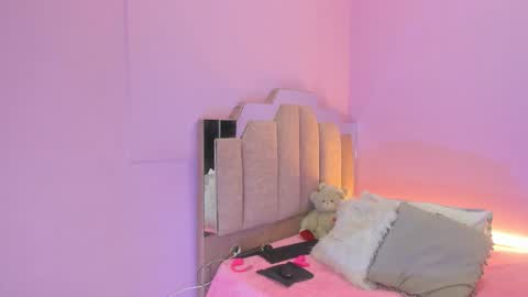 Snapshot of lovequeen02 chatting on September 2025 11:32:02 AM L O V E online show from September 2025 11:32:02 AM