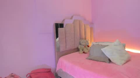 Snapshot of lovequeen02 chatting on September 2025 11:22:02 AM L O V E online show from September 2025 11:22:02 AM