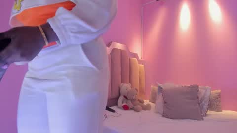 Snapshot of lovequeen02 chatting on October 2025 12:00:02 PM L O V E online show from October 2025 12:00:02 PM