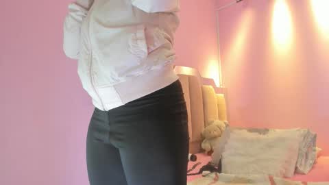 Snapshot of lovequeen02 chatting on October 2025 11:30:01 AM L O V E online show from October 2025 11:30:01 AM