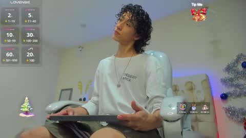 Snapshot of loverboy8_ chatting on January 2025 04:44:01 AM loverboy8_ online show from January 2025 04:44:01 AM