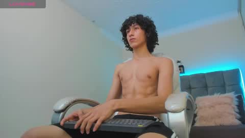 Snapshot of loverboy8_ chatting on February 2025 06:54:01 AM loverboy8_ online show from February 2025 06:54:01 AM