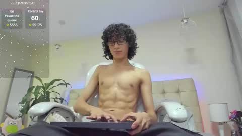 Snapshot of loverboy8_ chatting on February 2025 04:04:01 AM loverboy8_ online show from February 2025 04:04:01 AM