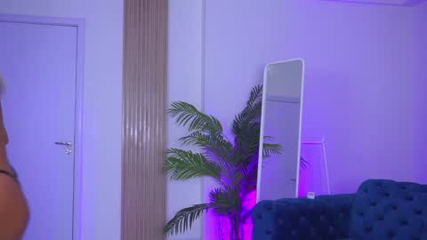 Snapshot of lovingblondie chatting on January 2025 04:47:02 AM Nora online show from January 2025 04:47:02 AM