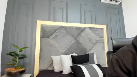 luca_morettii online show from November 2025 12:04:01 PM