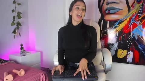 Snapshot of luci_ramirez chatting on November 2025 03:33:02 PM Luciana Ramirez Sofia Collins online show from November 2025 03:33:02 PM