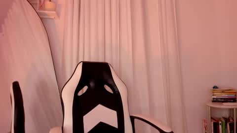 Snapshot of lucia_lee_ chatting on January 2025 07:05:01 PM Lucia online show from January 2025 07:05:01 PM