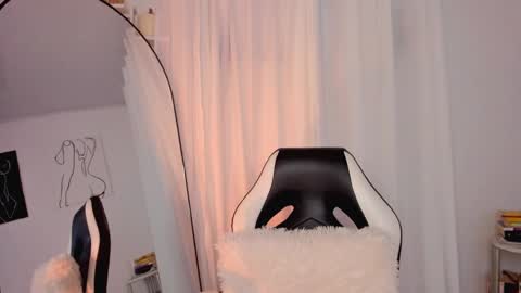 Snapshot of lucia_lee_ chatting on January 2025 08:41:01 PM Lucia online show from January 2025 08:41:01 PM