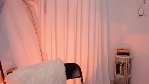 Snapshot of lucia_lee_ chatting on February 2025 09:51:01 PM Lucia online show from February 2025 09:51:01 PM