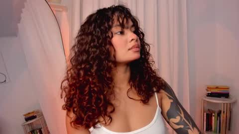 Snapshot of lucia_lee_ chatting on February 2025 10:33:01 PM Lucia online show from February 2025 10:33:01 PM