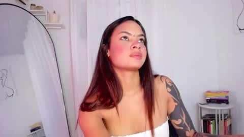 Snapshot of lucia_lee_ chatting on February 2025 04:05:02 PM Lucia online show from February 2025 04:05:02 PM