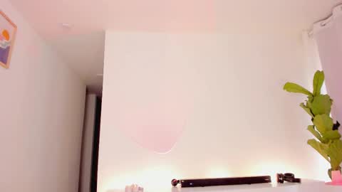 Snapshot of lucia_lee_ chatting on October 2025 05:01:01 PM Lucia online show from October 2025 05:01:01 PM