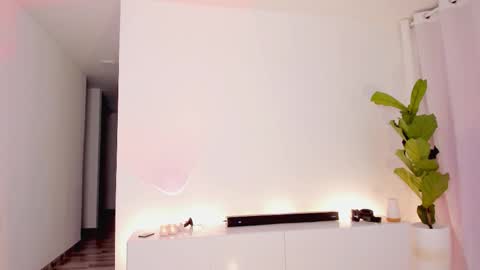 Snapshot of lucia_lee_ chatting on October 2025 06:08:02 PM Lucia online show from October 2025 06:08:02 PM